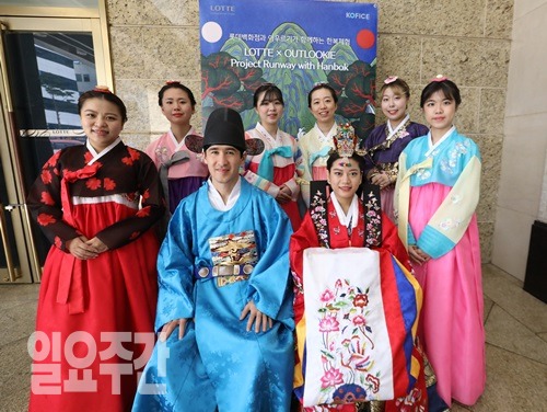 ▲ 19개국 60여명의 외국인 유학생 한국문화탐방단 ‘아우르기’ 단원들이 오는 29일 명동에 위치한 롯데백화점 본점 특설무대에 올라 전통 한복의 멋과 미를 알린다