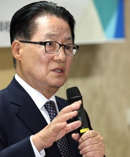 통합에 반대하는 박지원 국민의당 대표는 그간 안 대표의 통합행보를 강하게 비판해왔다.