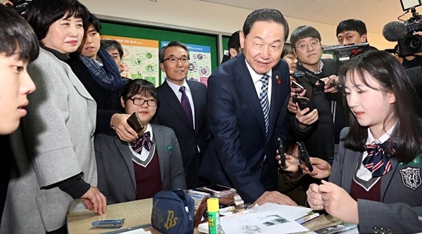 김상곤 사회부총리 겸 교육부장관이 27일 오후 고교학점제 선택형 교육과정 우수학교인 서울 강서구 한서고등학교를 방문해 수업 참관을 하고 있다.