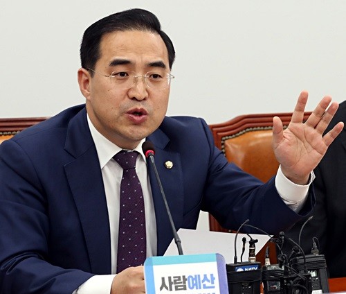 국회의원 월급 인상과 관련해 운영위 예결소위원장인 박홍근 더불어민주당 원내수석부대표(사진)는 “결과적으로 6년만에 인상된 의원 세비가 국회 운영위를 통과한 것은 맞다”고 전했다.