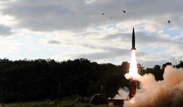 15일 오전 6시 57분께 북한이 평양 순안에서 동해상으로 미사일 도발을 감행하자 육군이 적 도발 원점 고려해 강력한 응징 전력인 육군 지대지미사일 현무Ⅱ 탄도미사일 실사격을 실시하고 있다. (사진제공=육군)