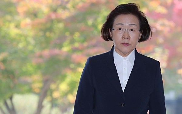 제19대 대통령 선거를 앞두고 문재인 대통령(당시 더불어민주당 대통령 후보)에 대한 허위사실을 유포한 혐의로 재판을 받은 신연희(69) 서울 강남구청장(사진)에게 검찰이 징역 1년을 구형했다.