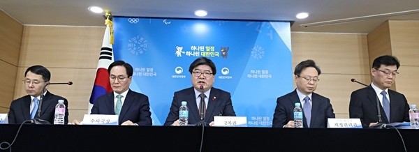 김용진 기획재정부 2차관과 국민권익위원회, 경찰청 등 관계자들이 8일 오전 서울 종로구 정부서울청사에서 공공기관 채용비리 특별점검 중간결과 및 향후 계획 합동브리핑을 하고 있다.