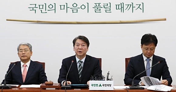 안철수 국민의당 대표는 “사실이라면 그에 상응하는 조치가 뒤따라야 할 것”이라면서 “공소시효가 지났더라도 사안 성격이 덮어둘 수 없는 일”임을 강조했다.