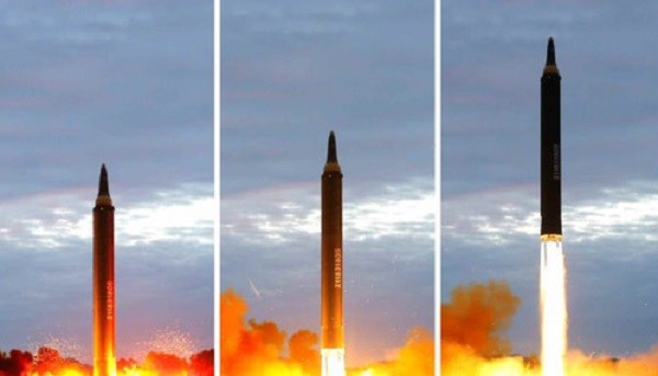 북한이 중장거리 전략탄도미사일발사하고 있는 모습