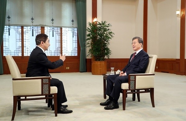 문재인 대통령이 지난 8일 오후 청와대 본관 충무실에서 중국 CCTV와 인터뷰를 하고 있다. (사진제공=뉴시스)