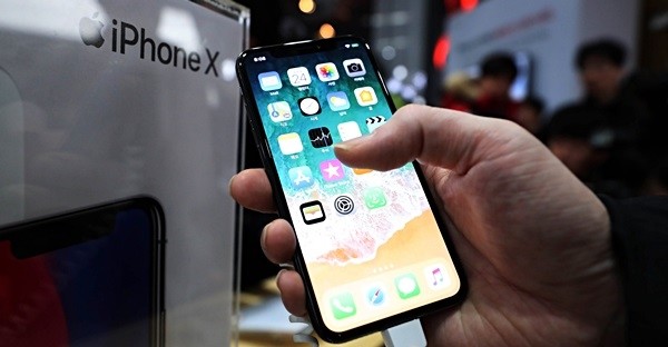 애플이 구형 아이폰 기기의 성능을 고의로 떨어뜨린 의혹에 대해 맞다고 인정헀다. 사진은 기사내용과 무관한 아이폰X의 모습.