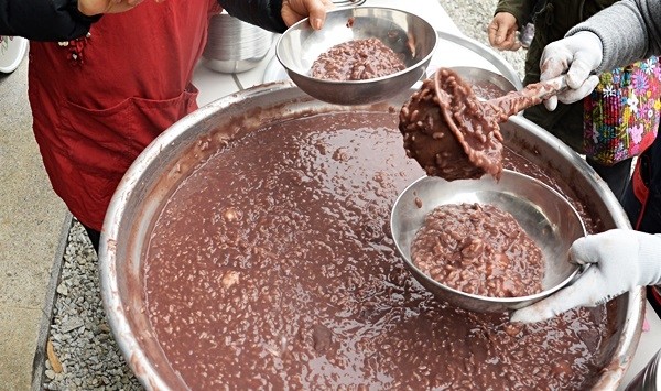 올해 동지(음력 11월5일)는 음력 11월 10일 이전인 ‘애동지’다. 우리 조상들은 애동짓날 액운을 쫓는 팥죽을 먹으면 삼신할머니가 아이들을 지켜주지 못한다고 생각해 팥죽 대신 팥떡을 먹은 것으로 전해졌다.