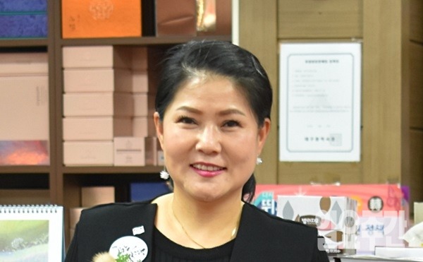 한국화장품 대구신천지사 대표이사 겸 시인 문문자씨