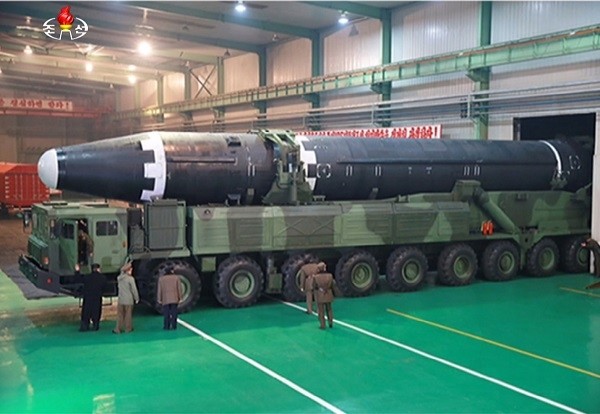 북한, 화성-15형과 발사 차량. (사진제공=뉴시스)