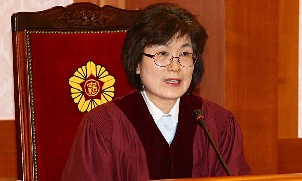 문재인 대통령은 27일 오전 청와대에서 서훈수여식을 갖고 퇴임한 박한철 전 헌법재판소장과 이정미 전 헌재 재판관에게 훈장을 수여한다.