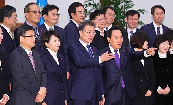 정부는 지난 27일 국민경제자문회의 겸 확대경제관계장관회의에서 이같은 내용의 2018년 경제정책 방향을 논의했다. 사진은 국민경제자문회의 기념촬영컷.