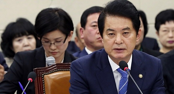 식품의약품안전처는 28일 ‘생리대 휘발성유기화합물(VOCs) 2차 전수조사’ 결과 국내에서 판매되는 생리대에 들어있는 VOCs는 인체에 무해한 수준이라고 밝혔다. 류영진 식약처장(사진)은 “앞으로 여성 위생용품 안전관리를 강화해 여성들이 안심하고 제품을 사용할 수 있는 환경을 만들겠다”고 밝혔다.