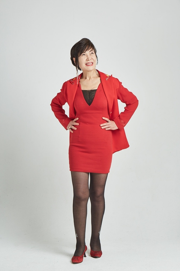 ▲ 영화배우 이한숙씨가 트로트 가수 ‘이설’로 활동하면서 최근 작사하고 발표한 노래 ‘쏴쏴쏴’가 쉬운 멜로디와 비트 있는 강한 리듬, 재밌는 가사로 장안의 화제다.