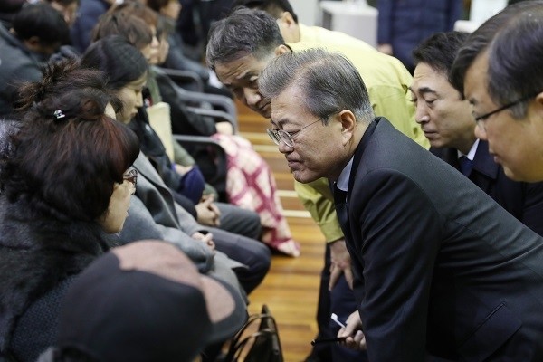 밀양 화재참사 희생자 유족 격려하는 문재인 대통령. (사진=뉴시스 제공)