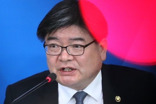 29일 서울 세종로 정부서울청사 브리핑룸에서 열린 '공공기관 채용비리 특별점검 후속조치 및 제도개선 방안 관계부처 합동 브리핑'에서 김용진 기획재정부 2차관이 후속조치 및 제도개선 방안을 발표하고 있다. (사진제공=뉴시스)