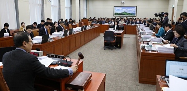 국회 환경노동위원회는 27일 새벽 법안소위와 전체회의를 열고 근로기준법 개정안을 통과시켰다. (사진제공=뉴시스)