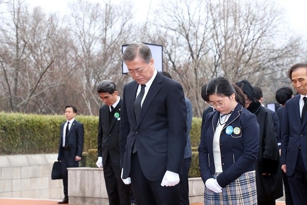 문재인 대통령이 28일 대구 달서구 2.28 민주운동 기념탑 광장을 찾아 참배하고 있다. (newsis)