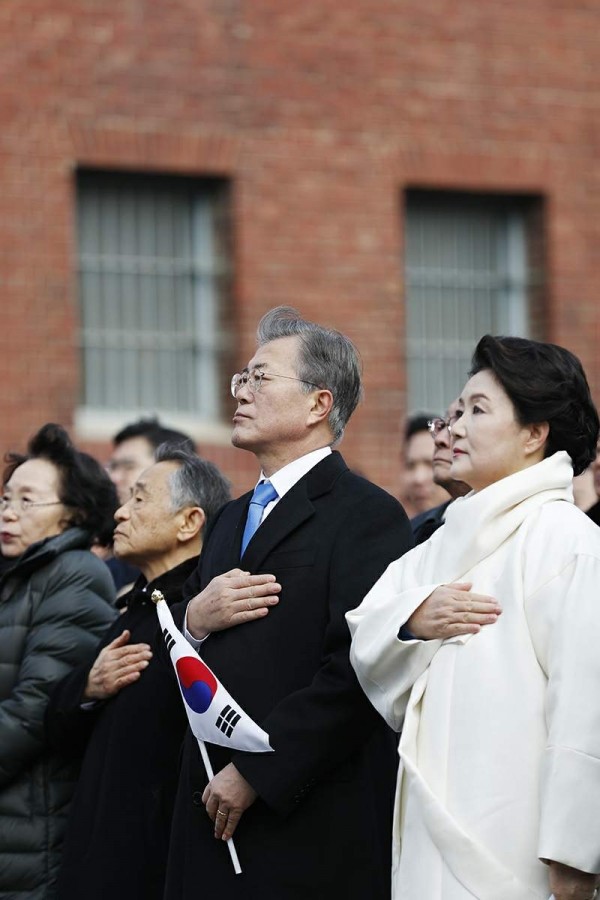 1일 오전 서울 서대문형무소 역사관에서 열린 제99주년 3ㆍ1절 기념식에서 문재인 대통령과 부인 김정숙 여사가 국민의례를 하고 있다.(사진=청와대 제공)