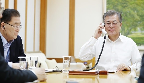 문재인 대통령이 1일 밤 청와대 관저에서 도널드 트럼프 미국 대통령과 통화를 하고 있다. (사진=청와대,newsis)