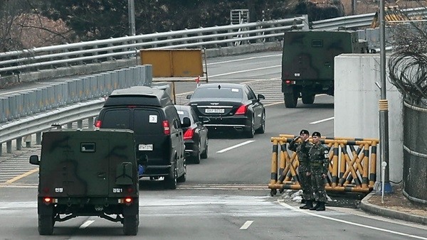 대북 특사 파견 계획이 공식화 된 가운데, 이번 대북 특사에 누가 될지, 언제 파견할지, 북측에 어떤 메시지를 전달할지 등 구체적인 내용이 주목된다. 사진은 북한 고위급 대표단의 차량이 지난 2월 27일 경기도 파주시 도라산 남북출입사무소를 통해 출경하고 있는 모습. (사진=newsis)