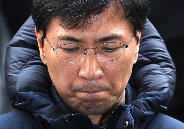 안희정 전 충남도지사가 9일 오후 서울 마포구 서부지방검찰청으로 자진출석하고 있다. (newsis)