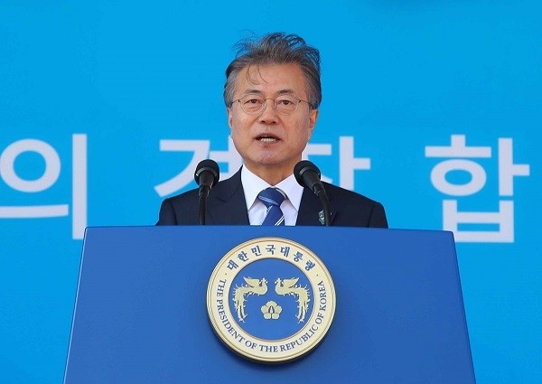 문재인 대통령이 13일 충남 아산 경찰대학에서 열린 2018 경찰대학생 및 간부후보생 합동임용식에서 축사하고 있다. (newsis)