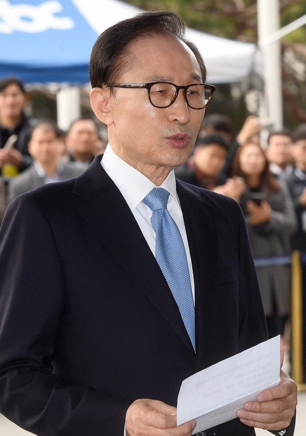 100억 원대 뇌물수수 등의 혐의를 받고 있는 이명박 전 대통령이 피의자 신분 조사를 받기 위해 14일 오전 서울 서초구 서울중앙지방검찰청에 출석하고 있다.(사진=newsis)