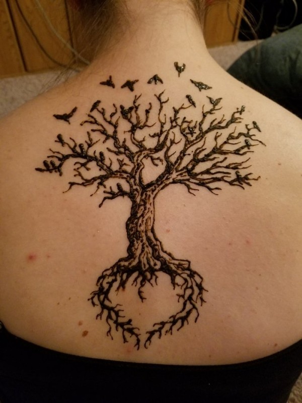 ▲ 힌두교 신자나 이슬람교 신자들은 결혼 전날 헤나를 그려서 순결과 사랑을 표현하곤 한다. 이들 문화권에서 치러지는 대부분의 결혼 파티는 신부의 손과 발에 헤나 디자인을 그리는 행사다.