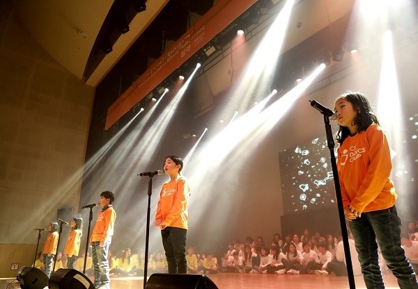 지난해 12월 30일 서울여성프라자 아트홀에서 열린 'CJ도너스캠프 창의학교 스테이지'에 참여한 어린이들이 직접 만든 노래로 공연을 선보이고 있다.