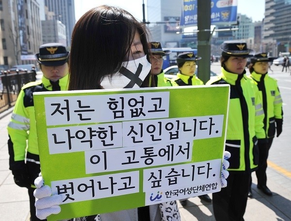 한국여성단체연합, 한국성폭력상담소, 한국여성의전화, 한국여성민우회 등 시민 사회단체 회원들이 고(故) 장자연 사건 재수사 및 가해자 처벌 촉구 선전전을 하고 있다. (newsis)