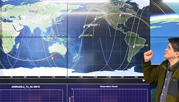 중국 우주정거장 톈궁1호의 추락시점이 다가옴에 따라 대전 유성구 한국천문연구원 우주위험감시센터에서 연구원들이 톈궁 1호를 실시간으로 지켜보고 있다. (사진=newsis)