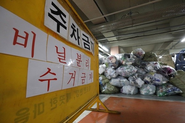 일부 재활용업체들이 폐비닐류 등에 대해 수거 거부에 나서면서 서울의 한 아파트 단지 분리수거장에 폐 비닐, 플라스틱 등이 수거되지 않고 쌓여 있다.(사진=newsis)