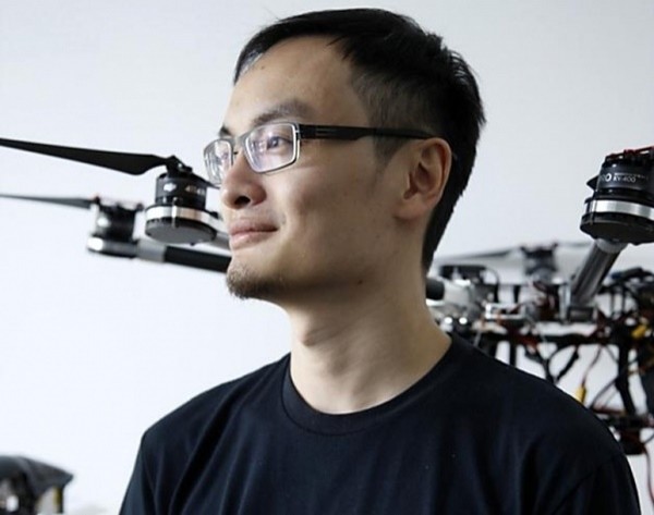 ▲ DJI의 비행제어장치와 비행 상태에서의 촬영장비와 수평을 맞춰 촬영물을 흔들림 없이 취할 수 있는 짐벌(gimbal)의 기술력은 세계 최고의 수준으로 꼽힌다. 짐벌은 비행체의 흔들림과 무관하게 카메라의 기울기를 일정하게 유지시키는 역할을 한다.