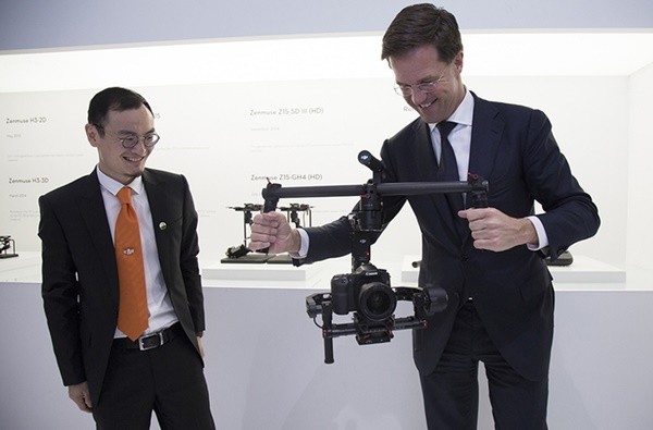 ▲ 2015년 현재 DJI의 기업 가치는 약 100억 달러(약 11조원), 지분 45%를 보유한 왕의 개인 재산도 45억 달러(약 5조원)에 달한다. (왼쪽)