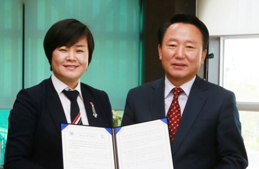 ▲ 2017년 4월 27일 충북일보 강태억 대표이사 사장은 KTC 사회적협동조합 한상희 이사장과 ‘드론 교육 및 연구 프로그램’ 공동 추진을 위한 상호교류 협력을 체결했다.  (photo source ktc)