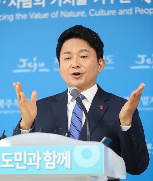 원희룡 제주특별자치도지사가 17일 오전 제주도청 3층 기자실에서 기자회견을 열어 제주도지사 재선 도전을 선언하고 있다. (사진=newsis)