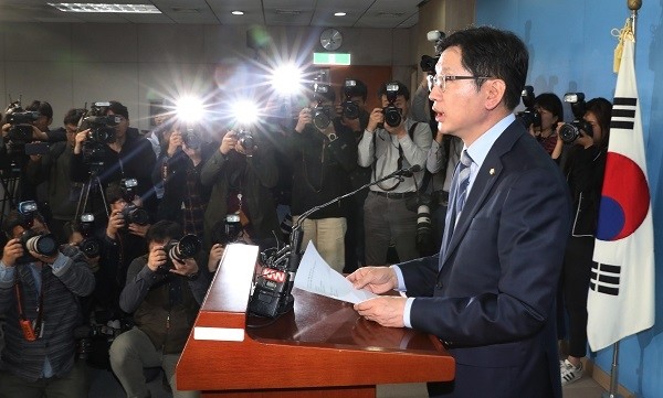 김경수 더불어민주당 의원이 19일 오후 서울 여의도 국회 본청 정론관에서 경남도지사 출마 입장을 밝히고 있다. (사진=newsis)