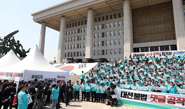 여의도 국회 본청 계단 앞에서 여당 규탄하는 자유한국당과 바른미래당. (사진=newsis)