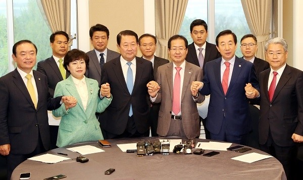 23일 서울 여의도 국회 귀빈식당에서 만난 자유한국당 홍준표 대표와 김성태 원내대표, 바른미래당 박주선 공동대표와 김동철 원내대표, 민주평화당의 조배숙 대표와 장병완 원내대표. (사진=newsis)