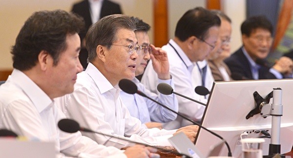 문재인 대통령이 26일 오전 청와대 세종실에서 국무회의를 주재하고 있다.