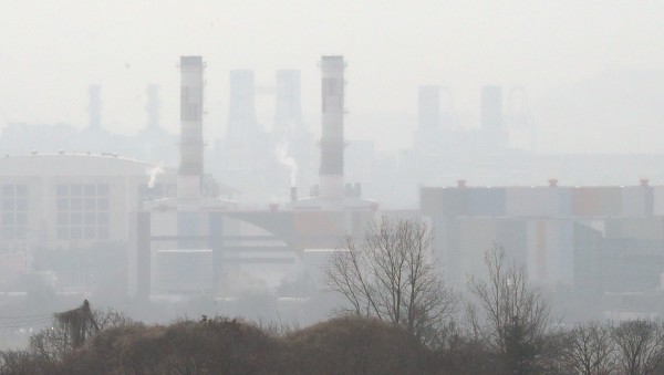 미세먼지 농도가 '나쁨'을 나타낸 29일 오후 인천 서구 경인아라뱃길 아라타워에서 바라본 서인천복합화력발전소 일대가 뿌옇게 보이고 있다.(사진=newsis)