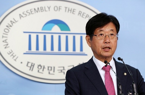 자유한국당 강길부 의원이 3일 오전 서울 여의도 국회 본청 정론관에서 기자회견을 열고 홍준표 대표 사퇴를 촉구하고 있다. (사진=newsis)