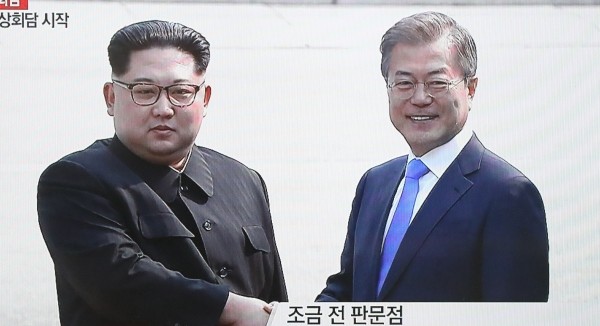 문재인 대통령과 김정은 국무위원장이 27일 오전 판문점에서 만나 악수하고 있다.(사진= YTN 캡쳐)<br>