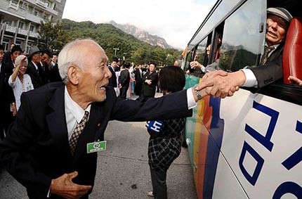 북한 이산가족 상설 면회소 설치가 시급하다.