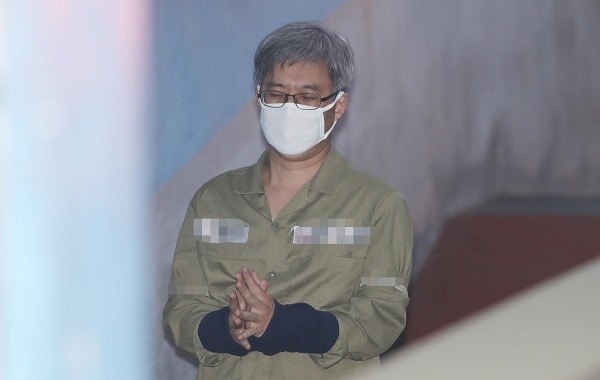 댓글 여론조작 혐의를 받는 '드루킹' 김모 씨가 2일 서울 서초구 서울중앙지법에서 열린 첫 공판에 출석하고 있다.(사진=newsis)