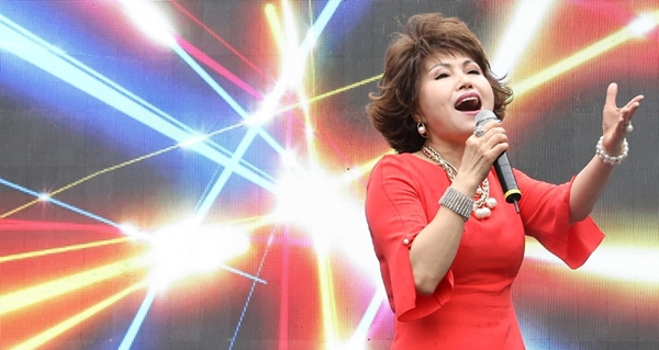 송해길 선포식 기념행사에서 열창하는 최나은가수