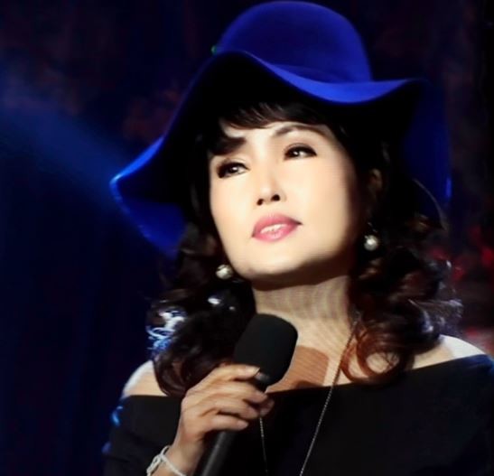 최나은 가수는 중저음의 짙은 호소력이 넘치는 음색을 자유롭게 구사한다.