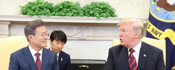 지난 22일 미국 워싱턴을 방문한 문재인 대통령이 도널드 트럼프 미국 대통령과 백악관에서 단독정상회담을 하고 있다.(사진=newsis)