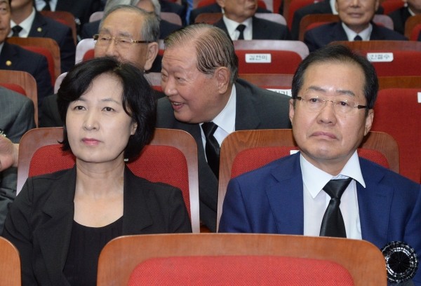 추미애 더불어민주당 대표(왼쪽)와 홍준표 자유한국당 대표(오른쪽).사진=newsis.